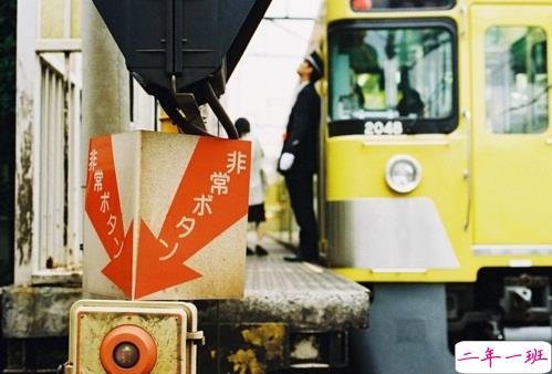 心疼一个人的爱情说说带图片 爱情总是让人哭泣感到难过9