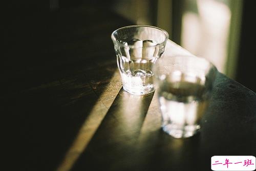 心疼一个人的爱情说说带图片 爱情总是让人哭泣感到难过13