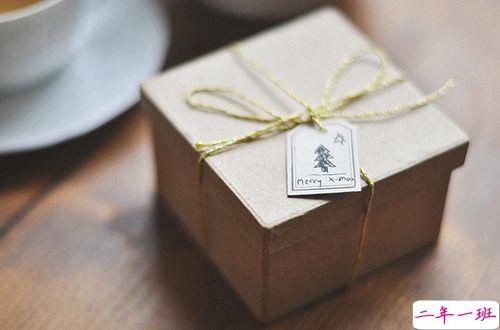 浪漫甜蜜唯美的爱情小句子带图片 世间万物皆不如你眉眼动人9