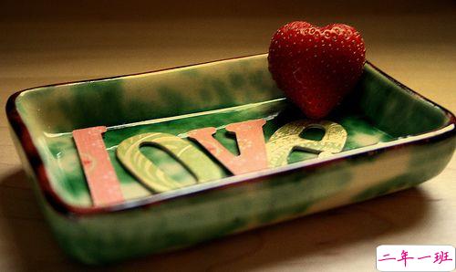 浪漫甜蜜唯美的爱情小句子带图片 世间万物皆不如你眉眼动人12