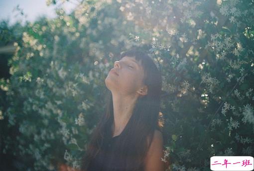 一个人有些孤独的简单图片说说 用一生时间与你话别3