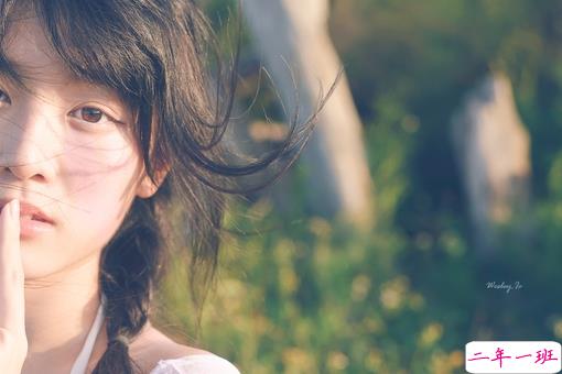 关于爱情简单精辟的一句话说说带图片 我和世界只差一个你12