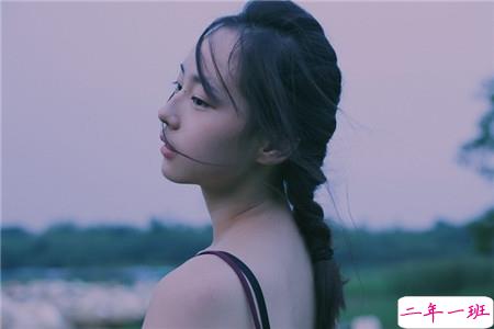 关于青春年华浪漫唯美的爱情句子 年少的笑漾着微光3