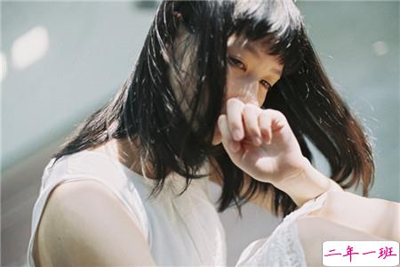 关于青春年华浪漫唯美的爱情句子 年少的笑漾着微光4