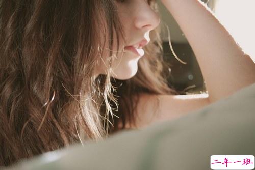 关于青春年华浪漫唯美的爱情句子 年少的笑漾着微光5