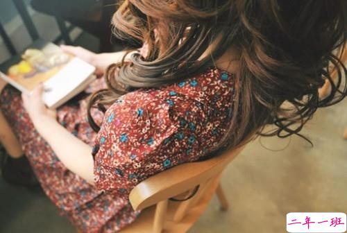 关于青春年华浪漫唯美的爱情句子 年少的笑漾着微光7