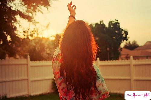 关于青春年华浪漫唯美的爱情句子 年少的笑漾着微光8