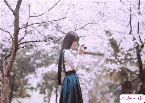 关于青春年华浪漫唯美的爱情句子 年少的笑漾着微光12