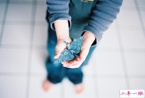 关于青春年华浪漫唯美的爱情句子 年少的笑漾着微光15