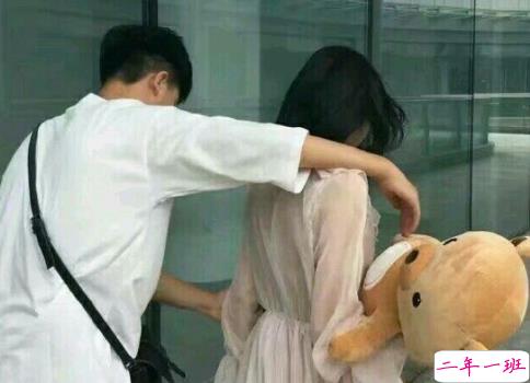 很甜的爱情说说配图:小学时,想和喜欢的人同桌;初中时,想和喜欢的人同班1