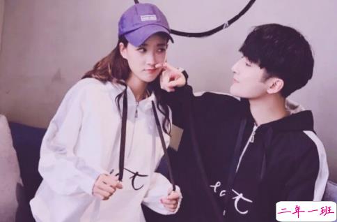 很甜的爱情说说配图:小学时,想和喜欢的人同桌;初中时,想和喜欢的人同班3