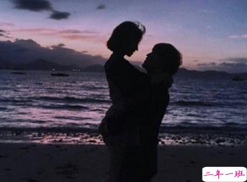 很甜的爱情说说配图:小学时,想和喜欢的人同桌;初中时,想和喜欢的人同班4