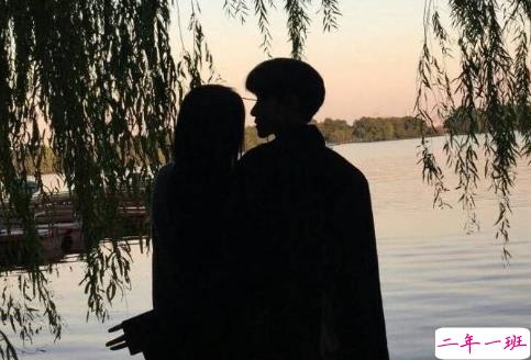 很甜的爱情说说配图:小学时,想和喜欢的人同桌;初中时,想和喜欢的人同班5