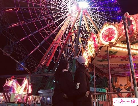 很甜的爱情说说配图:小学时,想和喜欢的人同桌;初中时,想和喜欢的人同班7