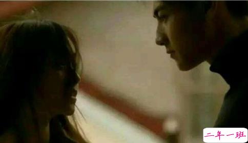 很甜的爱情说说配图:小学时,想和喜欢的人同桌;初中时,想和喜欢的人同班8