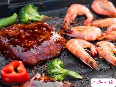 户外烧烤的开心说说带图片 周末一群人烧烤的心情说说3