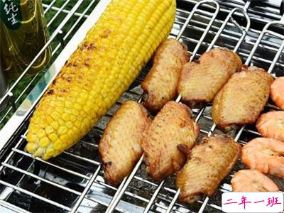 户外烧烤的开心说说带图片 周末一群人烧烤的心情说说7