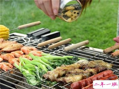 户外烧烤的开心说说带图片 周末一群人烧烤的心情说说8