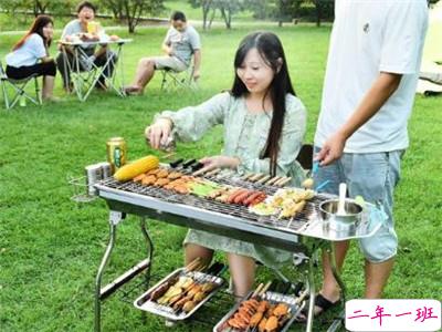 户外烧烤的开心说说带图片 周末一群人烧烤的心情说说13