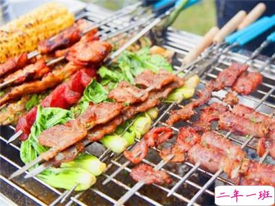 户外烧烤的开心说说带图片 周末一群人烧烤的心情说说14