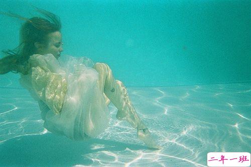 痛到心碎的伤感说说配图 生活很现实的伤感说说3