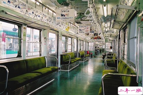 提到爱情有时会心痛心碎的伤感说说带图片2