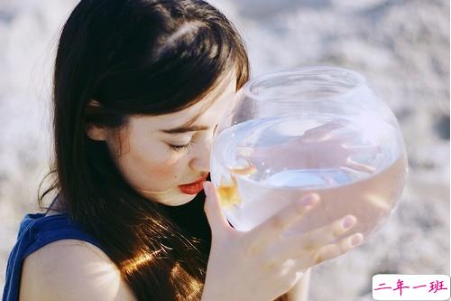 提到爱情有时会心痛心碎的伤感说说带图片10