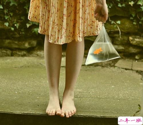 提到爱情有时会心痛心碎的伤感说说带图片11