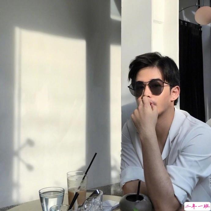 文字控说说短句图片精选:还是很想跑很远的路,去看一个很爱的人10