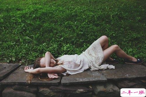 在你伤感难过时一下子戳中你内心的图片句子 时光怎么让爱笑的人哭了12