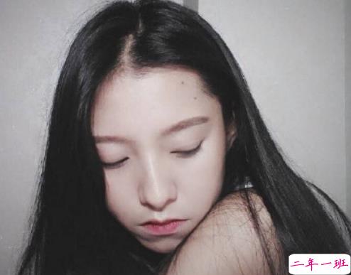 伤感说说配图黑白心情短语 再大大咧咧的人也会觉得难过4