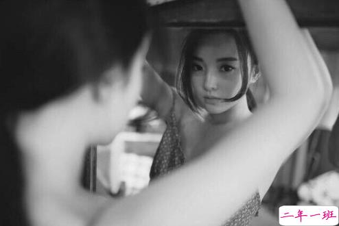 伤感说说配图黑白心情短语 再大大咧咧的人也会觉得难过7