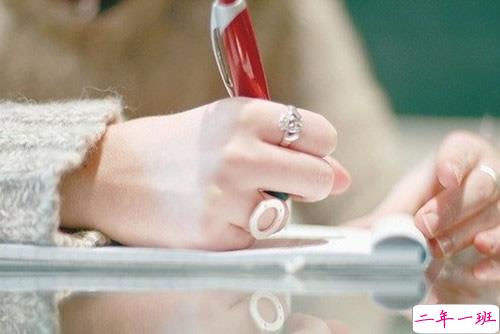 爱一个人换来一身教训的爱情句子 爱情中终究要学会的一些道理1