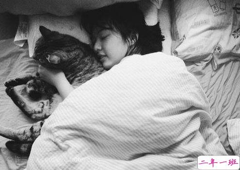 在你睡前必须要做的一件事搞笑说说大全1