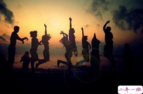 关于青春的个性说说心情短语:看似荒芜的青春,却是我们一生一世的认真1