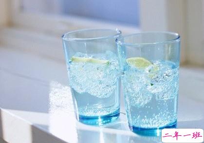 经典的说说心情:青春是挽不回的水,转眼消失在指尖