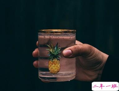 女人高冷又随性的句子善待自己 时间抵挡不过我们的善变1