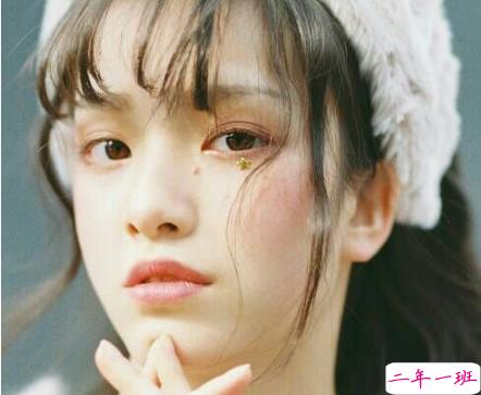 有些伤感的孤独说说 我被困在我们之间的过往中无法醒来1