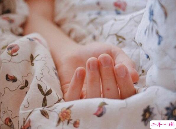 适合深夜里一个人突然感到很烦很累发的心情说说 1