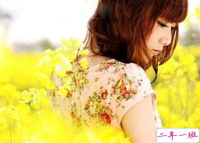 QQ伤感说说控:我爱的很小心,却还是伤了心