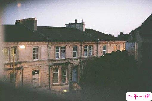 关于感情的心情说说 最辛苦的不是两地相隔而是明明相爱却不敢想未来1