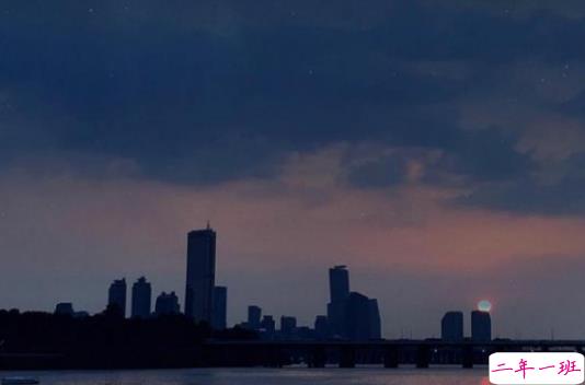 下雨天的心情说说 没错是因为我先动情因为我先投入。1