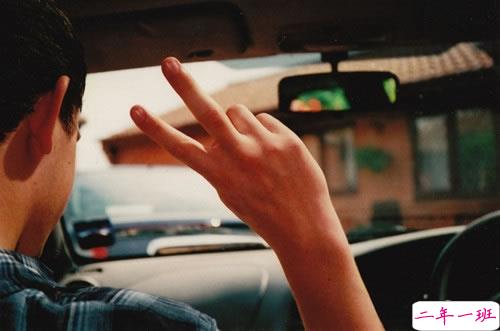 对现实无奈的心情说说:我淋过最大的雨,是你在烈下的不回头1