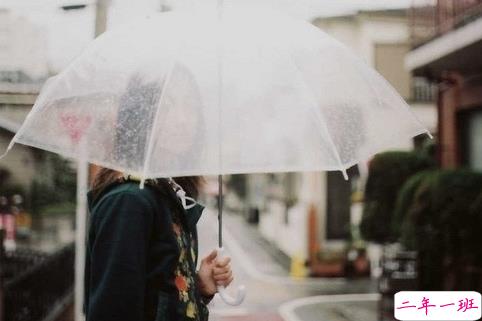 适合发朋友圈的下雨天说说 看,天在下雨;听,心在哭泣。1