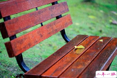 适合发朋友圈的下雨天说说 看,天在下雨;听,心在哭泣。3
