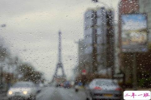 适合发朋友圈的下雨天说说 看,天在下雨;听,心在哭泣。4