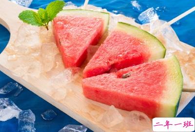 晒西瓜的句子简短带图片 夏天关于西瓜的说说14