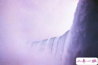 15条浪漫的诗意爱情句子 爱意却是脑海一闪而过的善意4