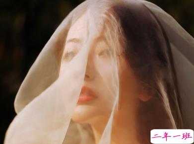 15条浪漫的诗意爱情句子 爱意却是脑海一闪而过的善意9