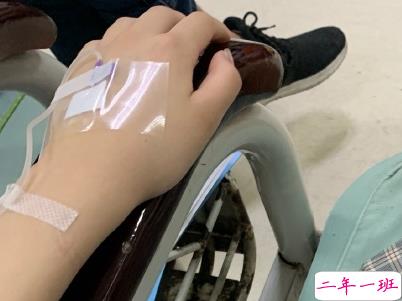 打吊针发朋友圈的说说带图片 打针输液的心情说说配图11